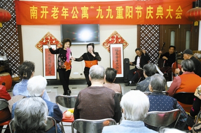 玉玲评剧团为百余位老人献上一场精彩的评剧演出