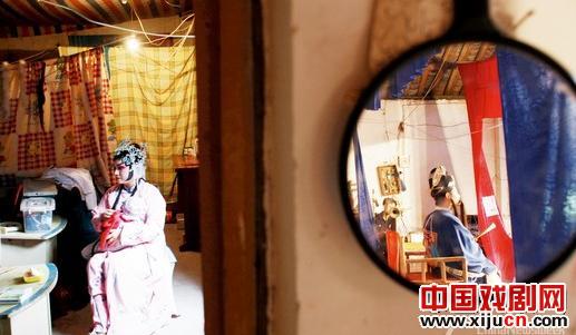 赵刚拍摄纪录片《唱着活着》体现民间川剧团