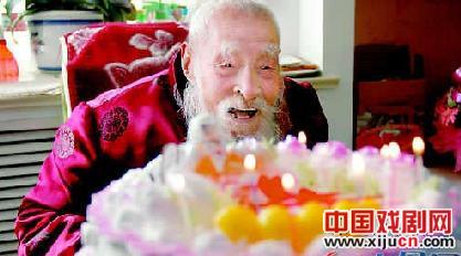 112岁老寿星唱《空城计》庆祝生日