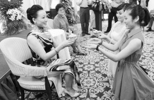 著名王派花旦王志萍在沪收杭州越剧院的两位年轻演员徐柳飞、陈群瑶为徒