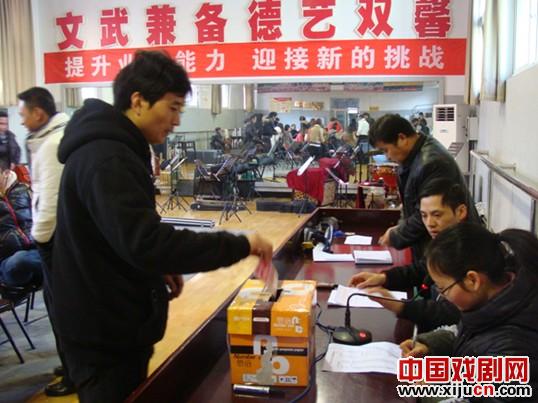 小百花越剧团积极开展&ldquo;送温暖，献爱心&rdquo;慈善捐款活动