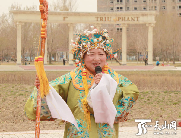 凯旋路社区中老年豫剧爱好者自发组成豫剧团义务为居民演出