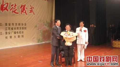 宋长荣喜收新徒施贤良