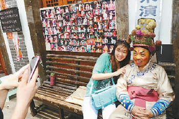 磁器口古镇川剧演出团今日将举行最后一场演出