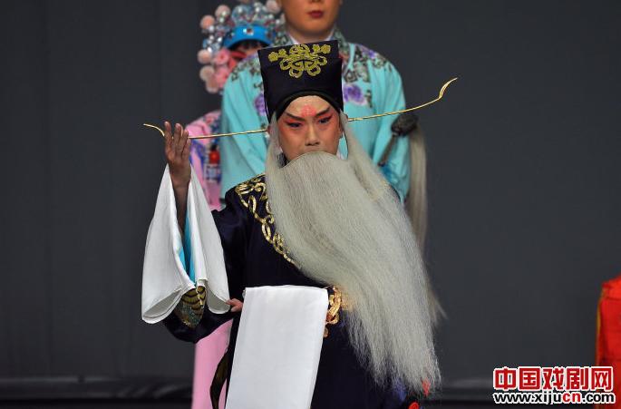 北京青年京剧社联合演出京剧《龙凤呈祥》