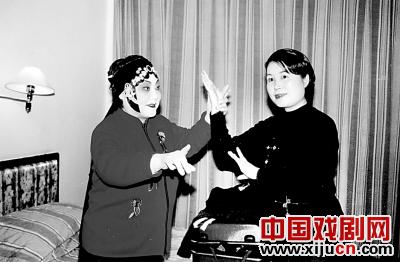 马金凤在指导弟子学戏 马金凤在指导弟子学戏