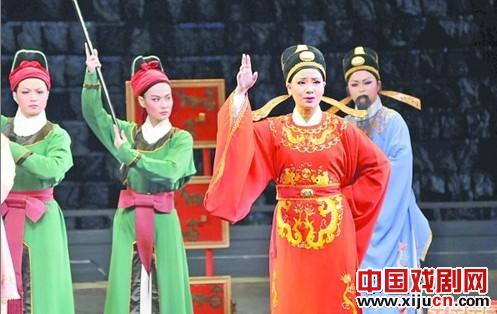 宁波小百花越剧团为戏迷带来《江南女巡按》和《三看御妹》等越剧经典剧目