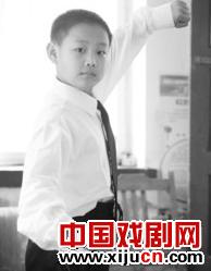 10岁的京剧票友小炳瑞吃饭时也琢磨京剧