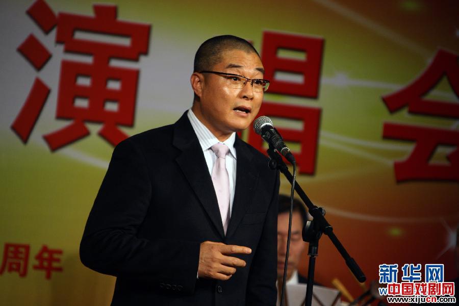 12月11日，外交部京剧协会、新闻界京剧俱乐部迎新年联谊演唱会在京举行。这是著名京胡演奏家李门（右）在联谊会上演奏京胡乐曲《喜盈门》。新华社记者李鹏摄