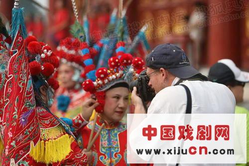 北京传递首日完美结束，京剧演员吸引国际镜头（图）