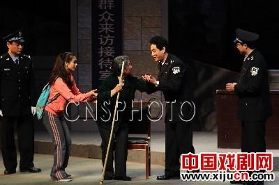 由市公安局与许昌万里豫剧团联合编排的大型现代豫剧《中原警事》首演