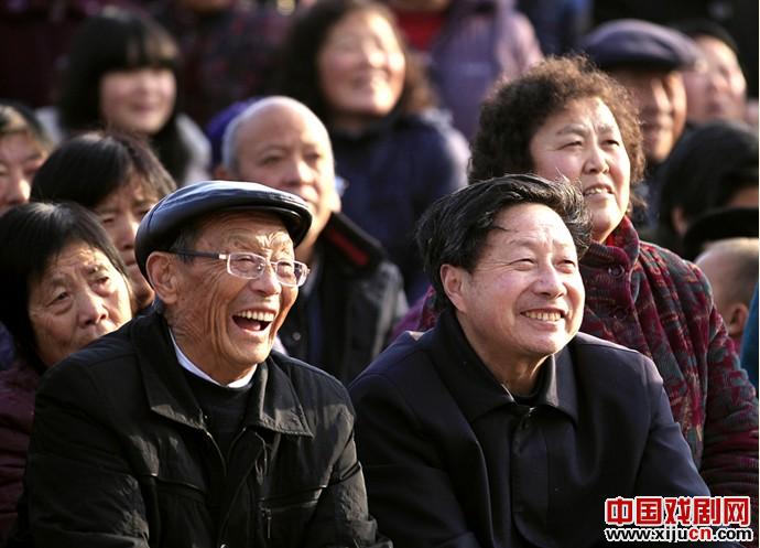 河南省豫剧二团送戏下乡引卢氏万人空巷