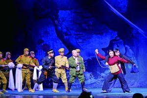 北京凌空评剧团大型现代评剧《寸草春晖》催泪上演