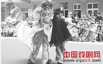 京剧送走进幼儿园迎六一儿童节