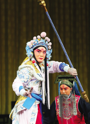 天津京剧院在上海天蟾逸夫舞台演出三出传统经典剧目《雅观楼》《六月雪》《铁笼山》