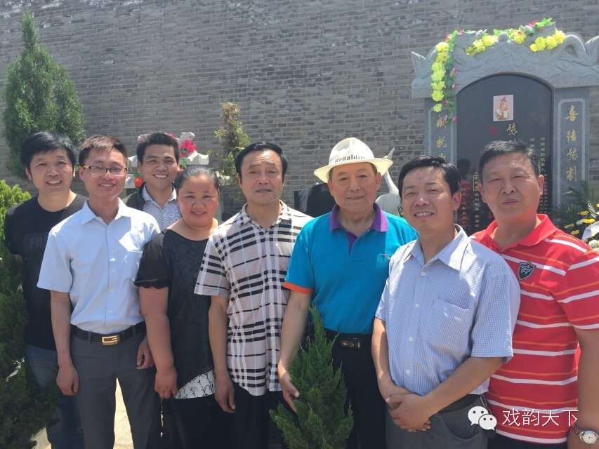 豫剧名家杨志礼老师带领师弟及弟子、戏迷等亲赴北邙墓地祭奠唐喜成大师