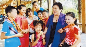 评剧之友俱乐部主任王美华与&ldquo;评剧娃娃&rdquo;们