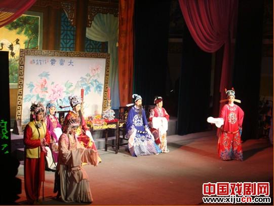 &ldquo;小百花&rdquo;乐清演出戏迷观众谢幕不走掌声不停