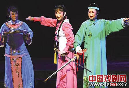 上海越剧院的新编现代越剧《秋色渐浓》全场爆满