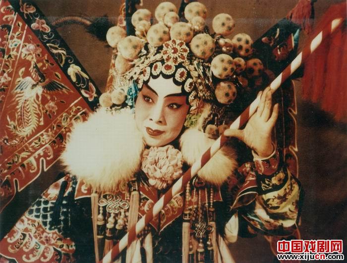 结合豫剧《三拂袖》等戏说到陈素真的武戏也异彩纷呈