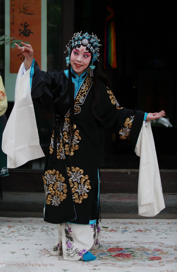 梅喜雪【庭院版】豫剧《宇宙锋》&ldquo;装疯&rdquo;剧照