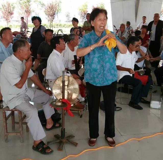 兰考市民爱听、爱唱豫剧