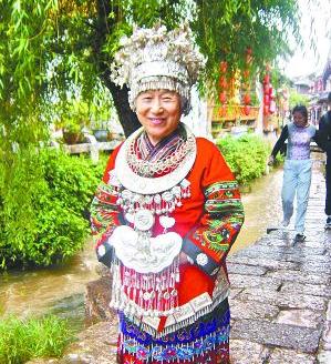 85岁的李金荣将京剧带进印尼学生课堂、办起当地首个少儿京剧团的&ldquo;达人奶奶&rdquo;