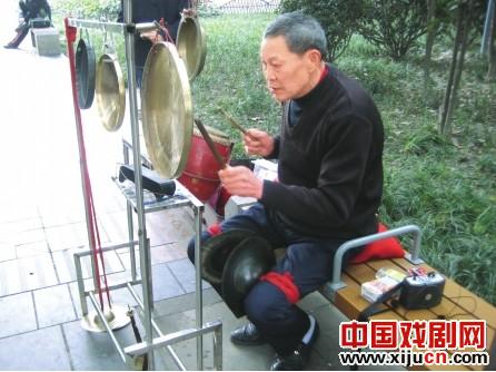74岁的雷八仙一人同时掌控9种川剧乐器
