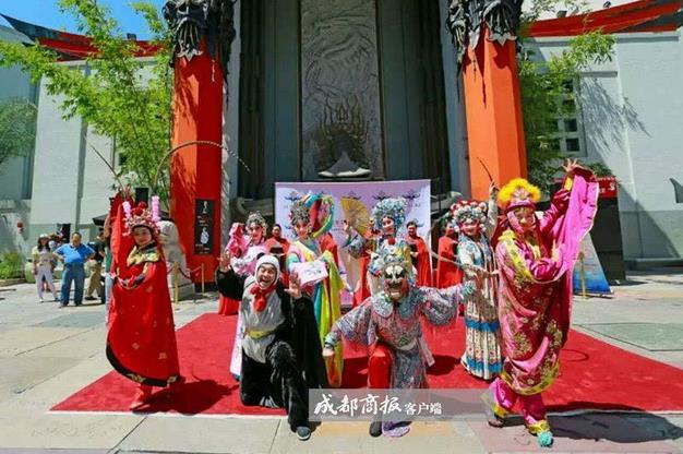 川剧“变脸”到洛杉矶星光大道“玩快闪”