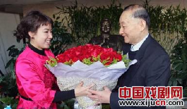 天津京剧院青年演员曹馨月拜梅葆玖为师