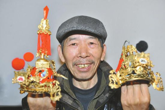 陈古福展示自己的作品