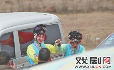 趁着没上台，在背风的地方再排练一会儿。