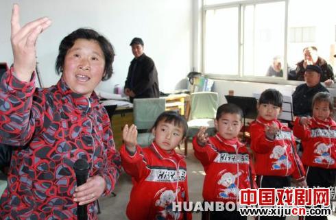 滦南县扒港镇绳各庄村唱评剧缅怀评剧创始人成兆才