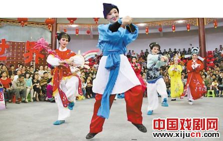 越剧团大跳骑马舞