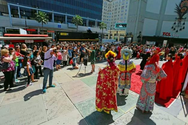 川剧&ldquo;变脸&rdquo;到洛杉矶星光大道&ldquo;玩快闪&rdquo;