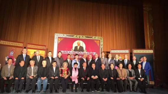 天津市青年京剧团著名裘派花脸孟广禄在中华剧院小剧场喜收15位新徒