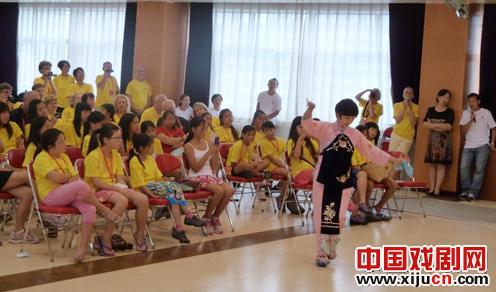 来自34个领养家庭的95名营员体验京剧魅力