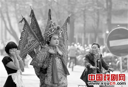 川剧古装武士在等公交车