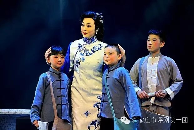 评剧《安娥》剧照 袁淑梅和评剧班学生