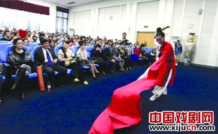 茅威涛昨日到贵大演讲，被校长郑强当场聘为兼职教授