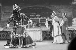 带着家中的旧书籍或者旧玩具来看戏