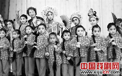 五环京剧团75名成员集体&ldquo;收徒&rdquo;