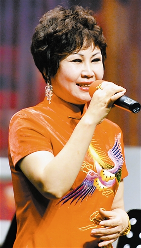 刘凤华演唱《包公三勘蝴蝶梦》选段。