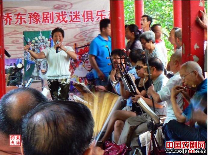 太原豫剧戏迷和河南海燕豫剧团联欢给太原戏迷献艺