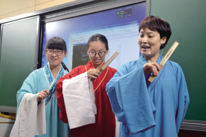 浙江省戏剧、戏曲、影视进校园公益活动举行，吕建华、陈雪萍与高中生面对面的交流