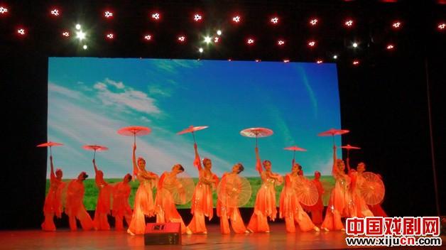 月坛街道银帆艺术团表演了《千里寄相思》