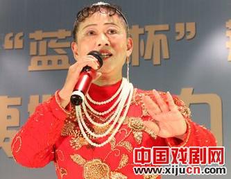 京剧爱好者伍远凤表演原创京剧《心中装着咱老百姓》