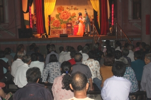 上饶市越剧艺术团下乡演出越剧《五女拜寿》《梁山伯与祝英台》等传统优秀剧目