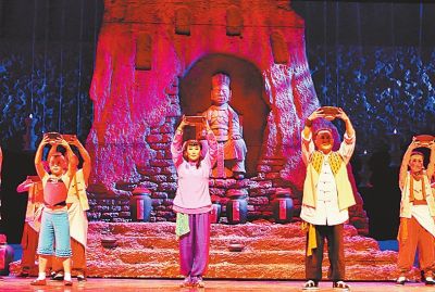 三门峡市戏曲研究中心排演的豫剧现代戏《红高粱》在省人民会堂演出