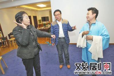 陈小香和石磊在指导连德志排练